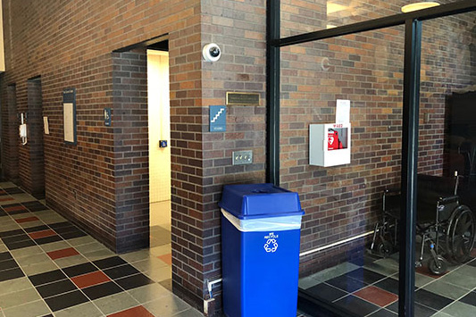 photo of AED location - Park Science Center, Main Lobby stairwell near vending machines