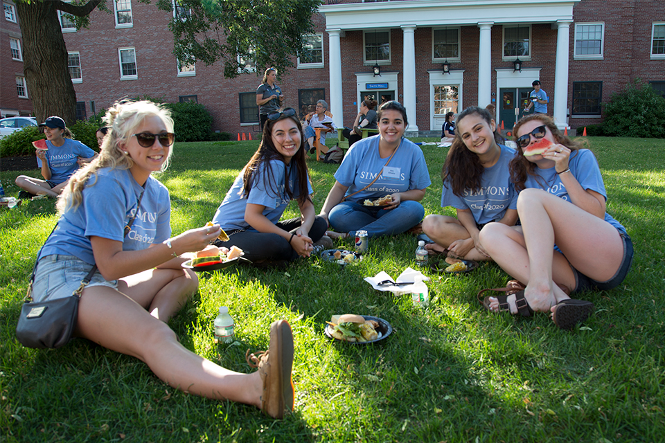 Class of 2020 students eating during orientation.