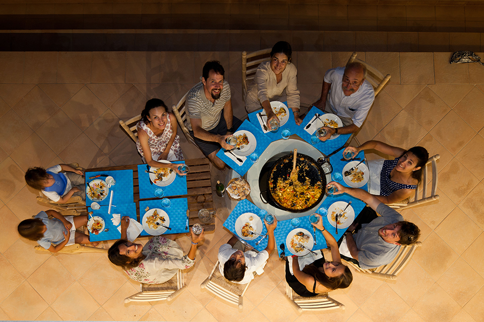 Beatriz Cobeta with family eating paella in Pego.