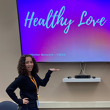 Giavanna Worthy presenting the YWCA training "Healthy Love"