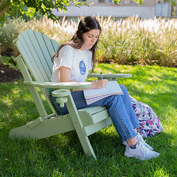 Estela Raya Fouts studying on the Simmons University campus