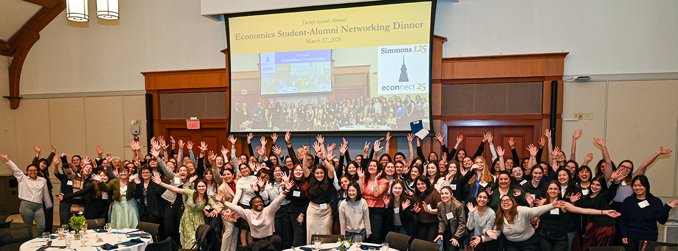 A large group of students and alums at the ECONnect event in 2025