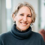 Suzanne Hecker headshot photo