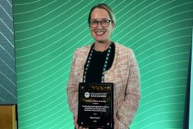 Vivian Williams ’06MSN holding award