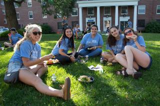 Class of 2020 students eating during orientation.