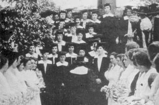 Simmons graduates step singing in 1918.