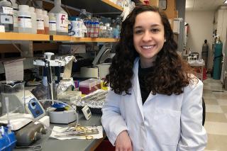 Headshot of Monica Alves in laboratory 