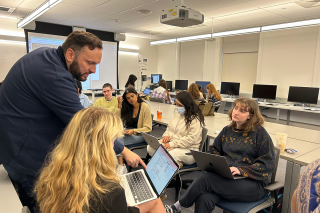 Agency mentor Aaron Pickering, Vice President of Headstand, mentors Studio 5 students.