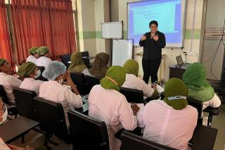 Nisha Wali '21FNP teaches class on bone marrow transplants to nurses at Dhaka Medical College Hospital