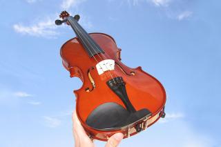 Photo of a violin being held to the sky. Photograph by M.t.lifshits, courtesy of Wikimedia Commons and Creative Commons.