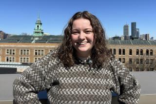 Annabelle Hannah ’25 on the Simmons campus