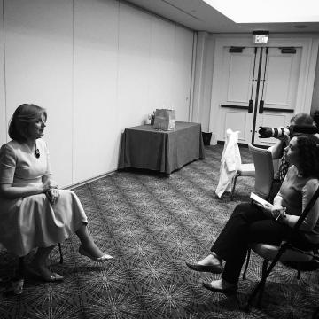 Erica Moura interviewing Arianna Huffington in 2016.