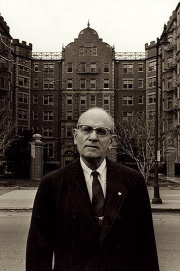 very Ashdown in front of the Ashdown House at MIT, photograph by Ben Wood. Courtesy of the Northeastern Section of the American Chemical Society