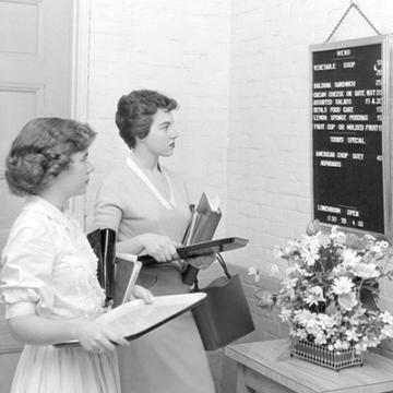 The residential dining option from 1905 through 1952 was known as the Refectory. It stood where Alumni Hall and Bartol are today. Students in 1950 look at the Refectory lunch menu.