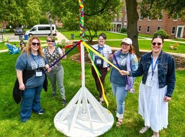 Alumnae/i at the May Pole during Reunion 2025