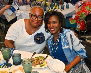 Karen Young Thomas '77 and Simmons President Lynn Perry Wooten at Reunion 2025