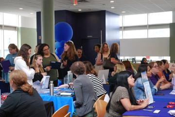 Orientation 2025 - Groups of people meeting and taking around tables in Common Grounds