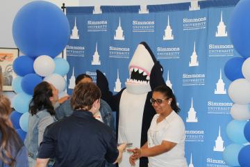Orientation 2026 - People posing with Stormy in front of selfie spot