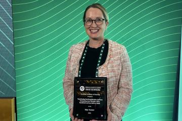 Vivian Williams ’06MSN holding award