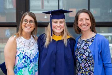 Abby (Bent) McKie ’00 ’02HS (R) and Dana Bent (C) at the 2024 Simmons Commencement