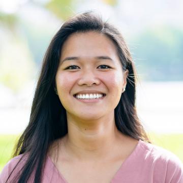 Headshot of Trang Nguyen '18.