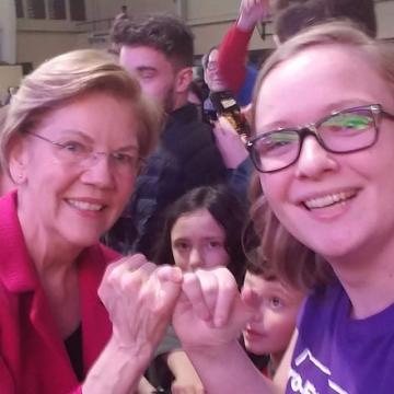 Emma Mecham meeting Elizabeth Warren at the presidential town hall