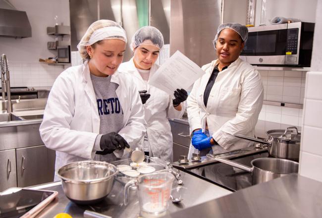 Simmons Nutirtion students in the Nutrition Lab