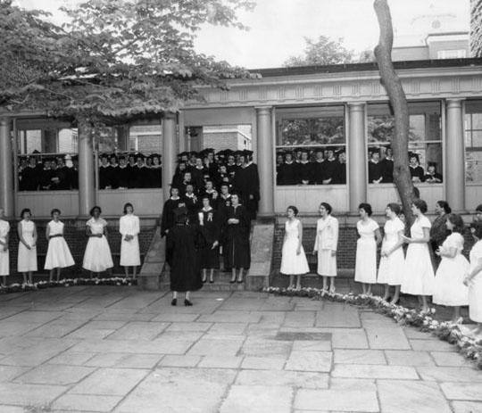 Students gathered for a photo on Class Day 1955