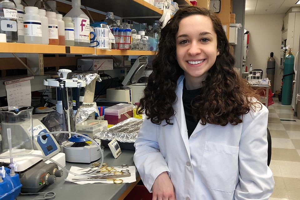 Headshot of Monica Alves in laboratory